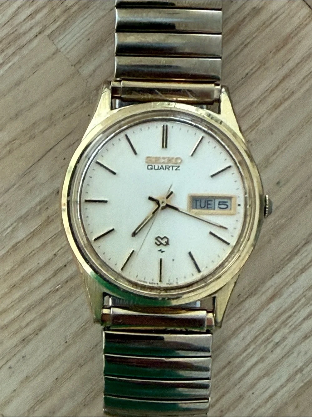 Seiko SQ Vintage Watch Gold Plated Bezel Case Stretch Bracelet Day Date